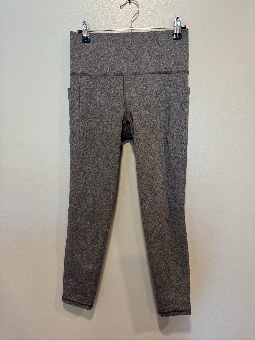 Athleta Salutation Stash Pocket II 7/8 Tight in Grey Size Small